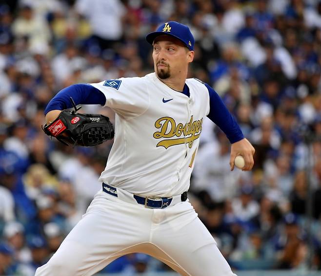 LA 다저스 블레이크 스넬이 7일 어깨 염증으로 15일짜리 부상자 명단에 등재된 가운데, 메이저리그 공식 홈페잊 MLB.com을 통해 3주 동안 어깨 통증을 참고 던졌다고 털어놨다. 그러면서 건강을 회복한 뒤 몇 주 내로 돌아오겠다고 다짐했다. UPI 연합뉴스