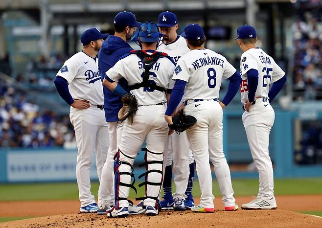 LA 다저스 블레이크 스넬이 7일 어깨 염증으로 15일짜리 부상자 명단에 등재된 가운데, 메이저리그 공식 홈페잊 MLB.com을 통해 3주 동안 어깨 통증을 참고 던졌다고 털어놨다. 그러면서 건강을 회복한 뒤 몇 주 내로 돌아오겠다고 다짐했다. AP 연합뉴스