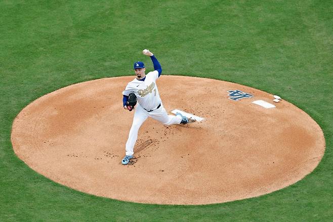 LA 다저스 블레이크 스넬이 7일 어깨 염증으로 15일짜리 부상자 명단에 등재된 가운데, 메이저리그 공식 홈페잊 MLB.com을 통해 3주 동안 어깨 통증을 참고 던졌다고 털어놨다. 그러면서 건강을 회복한 뒤 몇 주 내로 돌아오겠다고 다짐했다. AFP 연합뉴스