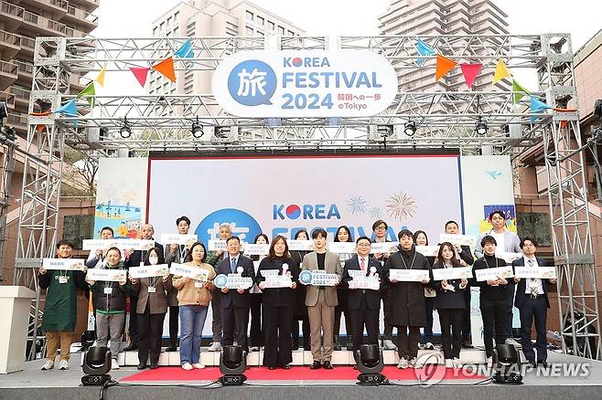 'K-관광 로드쇼 한국으로의 한 걸음' 행사 (서울=연합뉴스) 장미란 문화체육관광부 제2차관이 지난 23일 일본 도쿄의 에비스가든 플레이스 센터광장에서 열린 K-관광 로드쇼 한국으로의 한 걸음 행사에서 주요 기업 및 지자체 참석자들과 기념촬영을 하고 있다. 2024.3.24 [문화체육관광부 제공. 재판매 및 DB 금지] photo@yna.co.kr