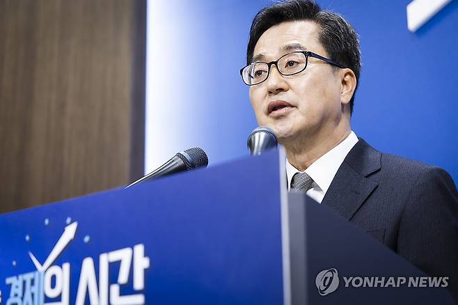 윤 대통령 탄핵 선고 관련 입장 발표하는 김동연 경기지사 (수원=연합뉴스) 김동연 경기도지사가 지난 4일 경기도 수원시 경기도청에서 윤석열 대통령 탄핵심판 선고 관련 입장을 발표하고 있다. 2025.4.4 [경기도 제공. 재판매 및 DB금지] xanadu@yna.co.kr