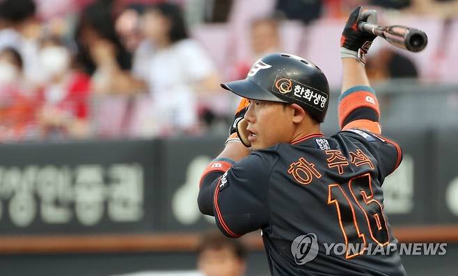 타격하는 하주석 [연합뉴스 자료사진]