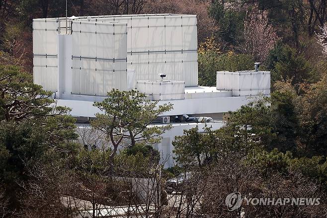 '관저 상황은?' (서울=연합뉴스) 김성민 기자 = 윤석열 전 대통령이 이번 주 관저에서 퇴거할 거라는 관측이 나오고 있는 가운데 8일 서울 용산구 한남동 관저에서 차량이 이동하고 있다. 2025.4.8 ksm7976@yna.co.kr