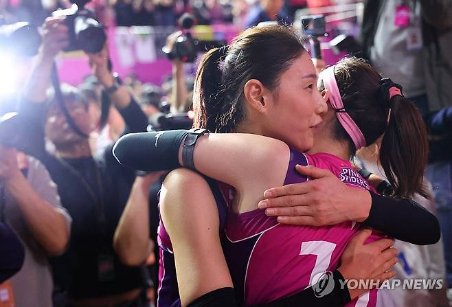 마지막 우승 함께 일궈낸 김연경-김수지 (인천=연합뉴스) 김도훈 기자 = 8일 인천 삼산월드체육관에서 열린 프로배구 V리그 여자부 챔피언결정전 정관장과의 5차전 경기에서 승리하며 통합우승을 차지한 흥국생명 김연경과 김수지가 포옹하며 기뻐하고 있다. 2025.4.8 superdoo82@yna.co.kr