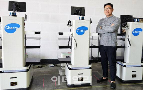 8일 경기 파주시 참물류 풀필먼트센터에서 손진득 대표가 트위니 자율주행 물류이송 로봇 ‘나르고 오더피킹’ 적용 현장에 대해 설명하고 있다.(사진=김범준 기자)