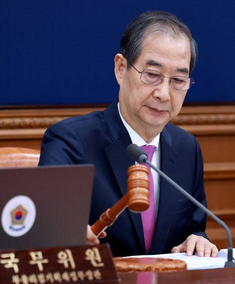 한덕수 대통령 권한대행 국무총리가 8일 정부서울청사에서 열린 국무회의에서 개회를 선언하며 의사봉을 두드리고 있다. (사진=연합뉴스)