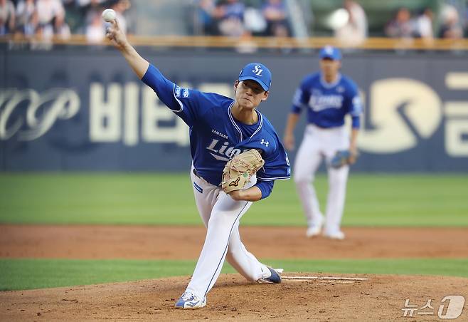 1일 오후 서울 송파구 잠실야구장에서 열린 프로야구 '2024 신한 SOL Bank KBO리그' 두산 베어스와 삼성 라이온즈의 경기에서 1회말 선발 삼성 이호성이 역투하고 있다. 이날 이호성은 5.2이닝 2실점 호투를 펼쳤다. 2024.5.1/뉴스1 ⓒ News1 김민지 기자