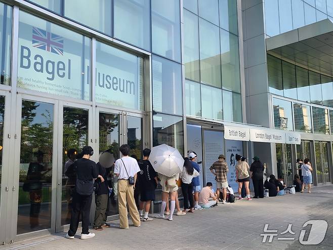 잠실 롯데월드몰 14번 게이트 근처에 위치한 런던 베이글 뮤지엄 앞에 길게 늘어선 대기 줄의 모습. ⓒ News1 DB