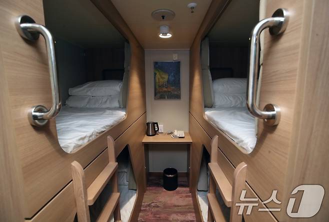 9일 부산 영도구 대선조선 영도조선소에서 '팬스타 미라클호' 명명식이 열린 가운데 미라클호 내 인사이드 캐빈(4인실) 객실이 보이고 있다. 2025.4.9/뉴스1 ⓒ News1 윤일지 기자