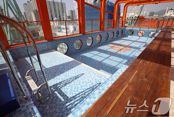 9일 부산 영도구 대선조선 영도조선소에서 '팬스타 미라클호' 명명식이 열린 가운데 미라클호 내 루프탑 수영장이 보이고 있다. 2025.4.9/뉴스1 ⓒ News1 윤일지 기자
