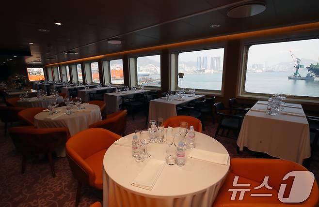 9일 부산 영도구 대선조선 영도조선소에서 '팬스타 미라클호' 명명식이 열린 가운데 미라클호 내 메인 레스토랑이 보이고 있다. 2025.4.9/뉴스1 ⓒ News1 윤일지 기자