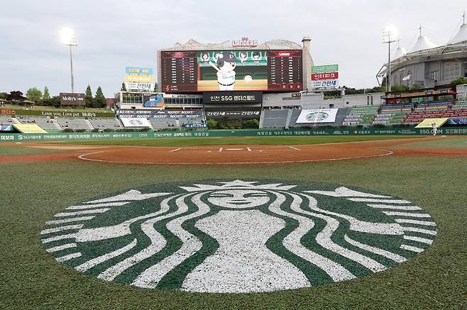 스타벅스 코리아가 오는 18일부터 20일까지 인천SSG랜더스필드에서 열리는 SSG와 LG 3연전에서 ‘스타벅스 데이’를 연다. 사진 | 스타벅스