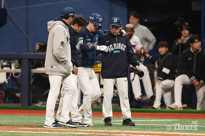 박건우가 지난 6일 고척 키움전에서 햄스트링 부상으로 부축을 받으며 더그아웃으로 향하고 있다. 사진 | NC 다이노스