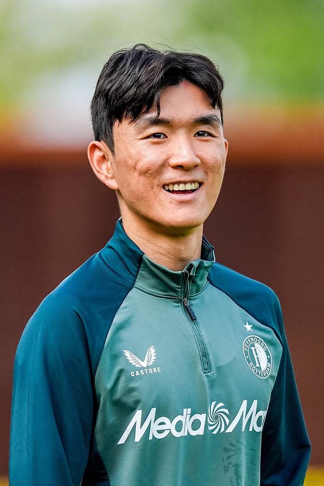 황인범이 뛰고 있는 페예노르트의 수비수 다비드 한츠코가 첼시와 연결되고 있다. 리버풀 등 여러 빅클럽이 경쟁에 뛰어들면서 주가가 치솟고 있다. 페예노르트 입장에서는 주축 수비수를 입는 상황이라 달갑지만은 않은 소식이다. 다음 시즌 리그 순위를 끌어 올리려는 목표를 가진 페예노르트이기에 주전 수비수의 이탈로 고민이 깊어질 수 있다. 사진=SNS