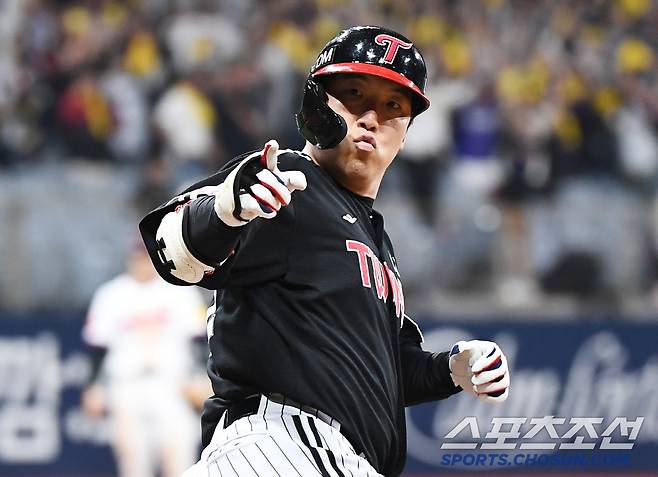 8일 서울 고척스카이돔에서 열린 LG-키움전. 7회초 1사 김현수가 솔로포를 친 후 환호하고 있다. 고척=정재근 기자 cjg@sportschosun.com/2025.4.8/
