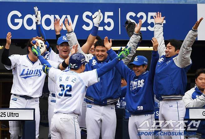 5일 대구 삼성라이온즈파크에서 열린 삼성 라이온즈와 한화 이글스의 경기. 8회말 1사 삼성 김헌곤이 솔로포를 날린 뒤 환호하고 있다. 대구=박재만 기자 pjm@sportschosun.com/2025.04.05/