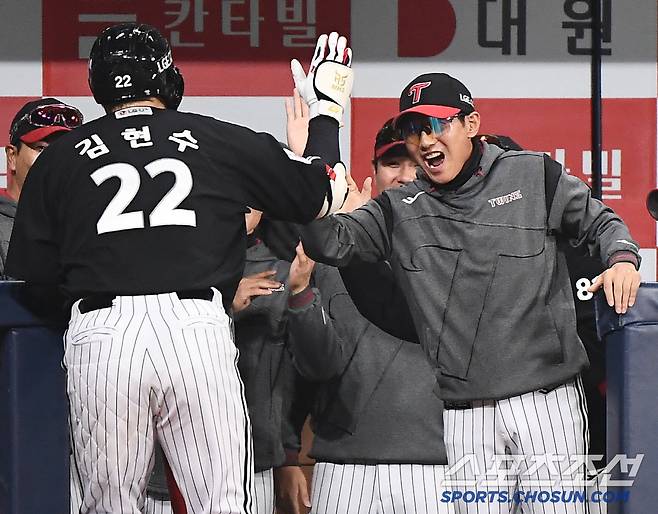 7회초 1사 김현수의 솔로포. 이날 염경엽 감독이 가장 기뻐한 순간이다.