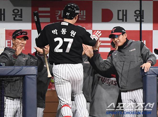8일 서울 고척스카이돔에서 열린 LG-키움전. 7회초 1사 박동원이 솔로포를 친 후 염경엽 감독의 환영을 받고 있다. 고척=정재근 기자 cjg@sportschosun.com/2025.4.8/
