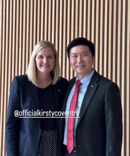 커스티 코번트리 IOC 위원장 당선인(왼쪽)·유승민 대한체육회장ⓒ유승민 SNS