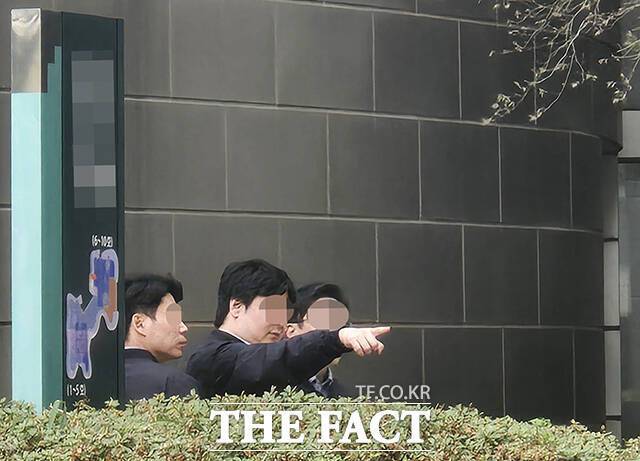 경호원들이 단지 내 이동 경로를 살펴보고 있다.