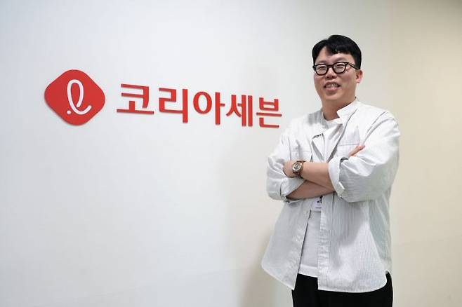 송승배 세븐일레븐 MD가 지난 1일 서울 강동구 세븐일레븐 본사에서 아시아경제와 인터뷰한 뒤 포즈를 취하고 있다. (사진제공=세븐일레븐)