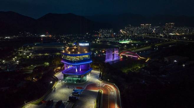 화순 봄꽃 축제의 주 무대인 화순 개미산 전망대와 음악분수 전경. 화순군 제공