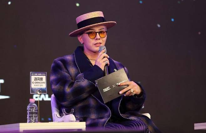 한국과학기술원(KAIST·카이스트) 기계공학과 초빙교수인 가수 지드래곤(권지용)이 9일 대전 카이스트에서 열린 행사에 참석해 엔터테인먼트산업과 과학기술의 협력에 대해 말하고 있다. 연합뉴스