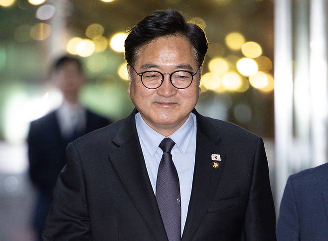 우원식 국회의장이 8일 오전 서울 여의도 국회 의장실로 출근하고 있다. /뉴스1