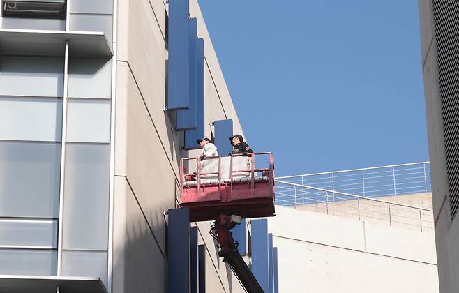지난달 경남 창원시 마산회원구 창원NC파크 구조물 추락사고로 관중이 숨진 사고와 관련 경찰과 국립과학수사연구원 등이 8일 정상적으로 매달린 구조물을 보면서 현장 합동 감식을 진행하고 있다. /연합뉴스