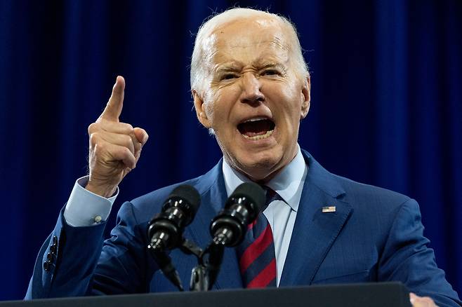 조 바이든 미국 대통령이 2일(현지시간) 델라웨어주 윌밍턴 컨벤션 센터에서 열린 선거 유세에서 격정적인 표정으로 연설하고 있다. /연합뉴스
