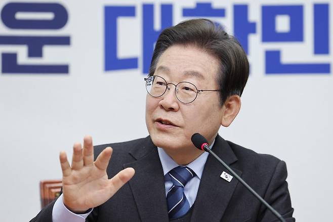 이재명 더불어민주당 대표가 9일 오전 서울 여의도 국회에서 열린 최고위원회의에 참석해 21대 대통령 선거 출마를 위한 대표직 사퇴 의사를 밝히고 있다. 2025.4.9 뉴스1