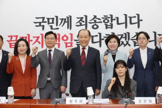 9일 국회에서 열린 국민의힘 선거관리위원회의에서 황우여 선관위원장 등 참석자들이 기념촬영을 하고 있다. [연합뉴스]