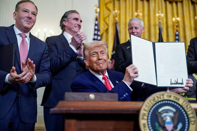 도널드 트럼프 미국 대통령이 8일(현지시간) 미국 워싱턴 D.C. 백악관에서 에너지 관련 행정명령에 서명 후 보여주고 있다. 〈로이터 연합뉴스〉