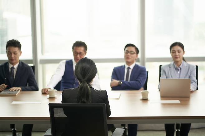 일부 기업의 채용 담담자가 면접장에서 구직자가 커피잔을 다루는 태도를 채용 결과에 반영한다는 주장이 나왔다. 사진=게티이미지