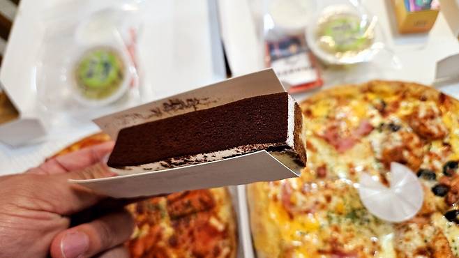 20250408_220430.jpg 저녁 배달 피자에 쏘주한잔