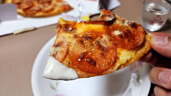 20250408_221203.jpg 저녁 배달 피자에 쏘주한잔