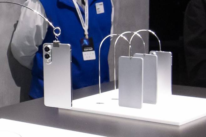 지난 1월 22일(현지시간) 미국 새너제이 SAP센터에서 열린 '갤럭시 언팩 2025'에서 '갤럭시 S25 엣지'의 후면 디자인이 전시돼 있다. 삼성전자 제공