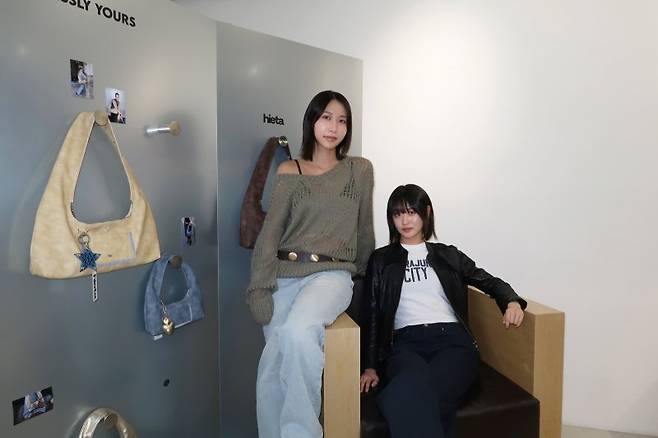 히애타 주희연 대표(왼쪽)와 김다현 대표가 자신들이 개발한 가방 제품들 옆에서 포즈를 취하고 있다. 히에타 제공