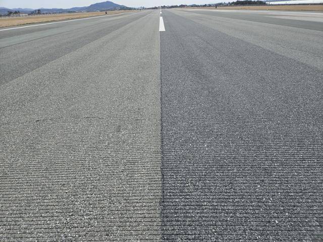 한국공항공사가 제주항공 여객기 참사 직후 촬영한 전남 무안국제공항 활주로 중간 부분. 여객기가 동체 착륙을 한 지점으로 알려졌는데 활주로에는 손상된 곳이 보이지 않는다. 손명수 더불어민주당 의원실 제공