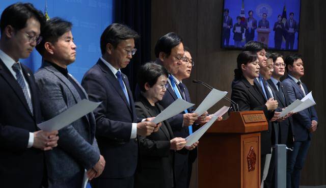 더불어민주당 초선의원 모임 '더민초' 소속 의원들이 9일 서울 여의도 국회 소통관에서 한덕수 대통령 권한대행 등 탄핵촉구 관련 기자회견을 하고 있다. 뉴시스