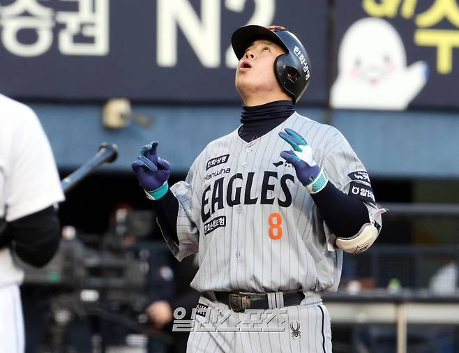 8일 오후 잠실야구장에서 열린 2025 프로야구 한화와 두산 경기. 한화 노시환이 1회 좌월 3점 홈런을 날리고 그라운드를 돌고있다. 잠실=정시종 기자 capa@edaily.co.kr