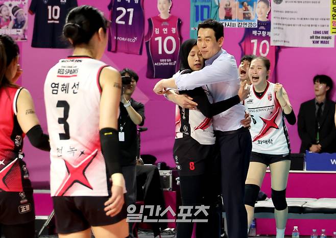 2024-2025 프로배구 V리그 여자부 흥국생명과 정관장의 챔피언결정전 5차전 경기가 8일 오후 인천삼산월드체육관에서 열렸다. 4세트를 따내며 세트스코어 2대 2를 만든 정관장 고희진 감독이 메가와 포옹하고 있다. 인천=김민규 기자 mgkim1@edaily.co.kr /2025.04.08/