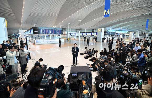 김동연 경기도지사가 9일 오전 인천공항 2터미널에서 제21대 대통령선거 출마 선언을 하고 있다.