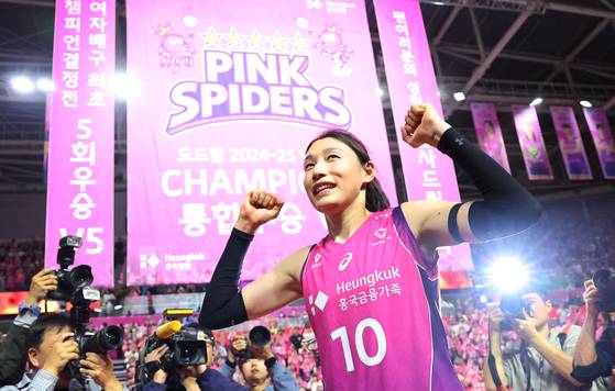 8일 챔피언결정 5차전에서 승리해 현역 생활 마지막 경기를 우승으로 장식한 김연경이 환호하고 있다. 연합뉴스