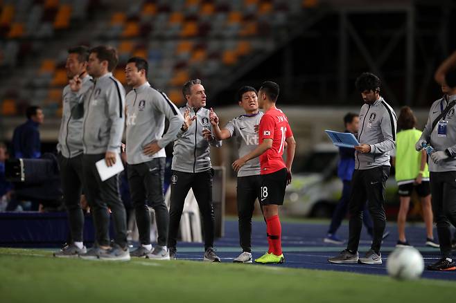 축구대표팀 통역 시절 이윤규 부장이 벤투 감독의 지시를 선수에게 전하고 있다. [사진 대한축구협회]