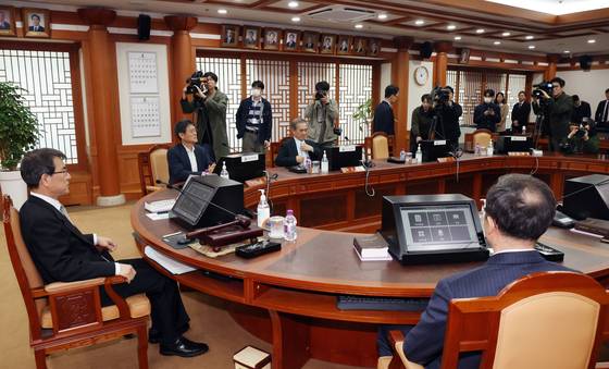 노태악 중앙선거관리위원회 위원장과 위원들이 지난 7일 경기도 과천시 중앙선거관리위원회 전체회의를 하고 있다. 뉴스1