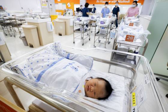 지난 2월 26일 서울 강서구 미즈메디병원 신생아실의 모습. 전민규 기자.