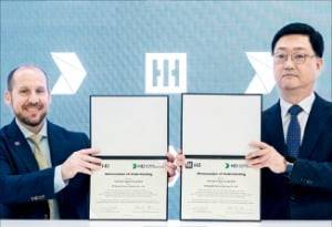주원호 HD현대중공업 특수선사업 대표(오른쪽)가 지난 7일 미국에서 브라이언 블란쳇 헌팅턴잉걸스 사장과 양해각서(MOU)를 체결한 뒤 포즈를 취하고 있다.  HD현대중공업 제공