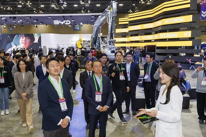 2025서울모빌리티쇼 HD현대관을 방문한 HD현대 정기선 수석부회장이 차세대 신모델 굴착기에 대한 설명을 듣고 있다. 사진=HD현대