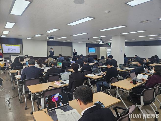 충남교육청교육과정평가정보원은 9일부터 11일까지 세미나실과 충남소프트웨어교육체험센터에서 유·초·중·고 교장과 교육전문직을 대상으로 정보역량 강화 연수를 진행한다.